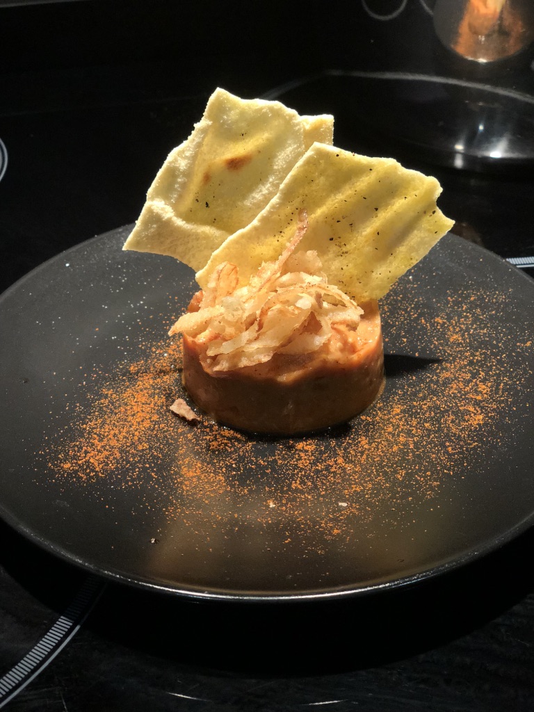 HUMUS POMODORI SECCHI PANE GUTTIAU E CIPOLLA FRITTA