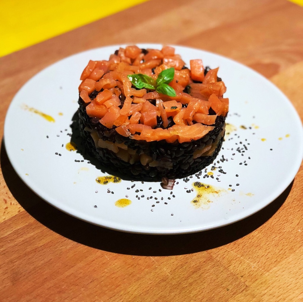 TORTINO TIEPIDO DI RISO VENERE E SALMONE AFFUMICATO