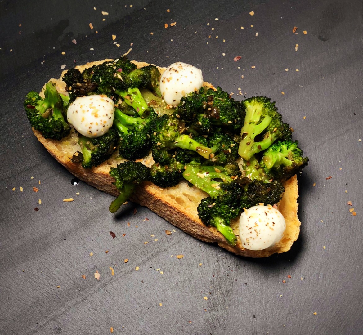 Bruschette Con Broccoli Piccanti Capperi E Mozzarella Ricetta Vegetariana Paccheri A Merenda