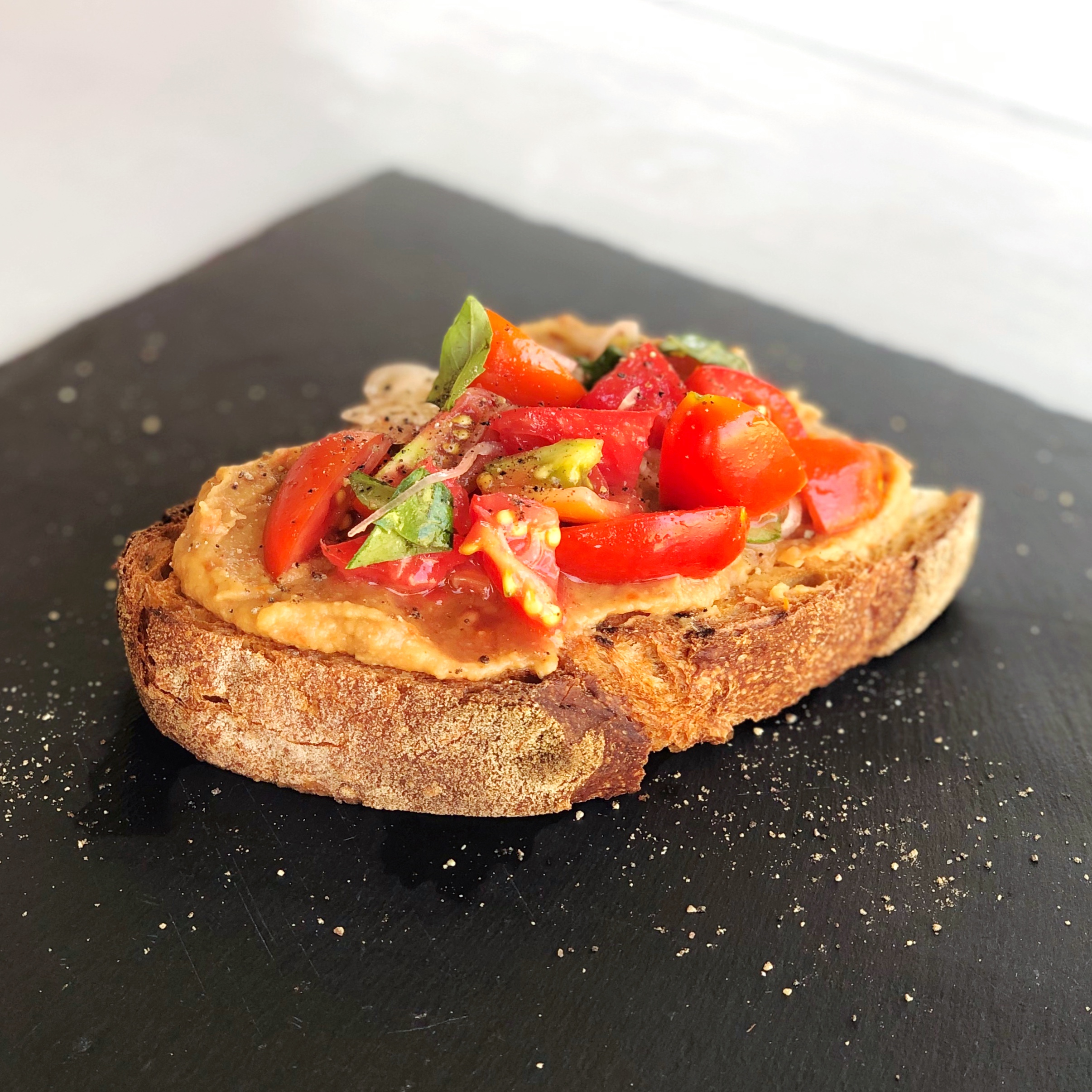 Bruschetta Con Humus Di Pomodori Secchi E Pomodori Freschi Ricetta Vegana E Senza Lattosio Paccheri A Merenda